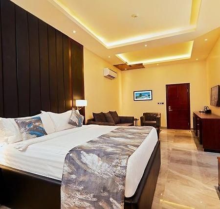 Senators Suites And Towers Hotel Omole エクステリア 写真