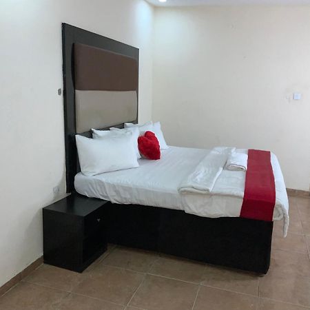 Senators Suites And Towers Hotel Omole エクステリア 写真