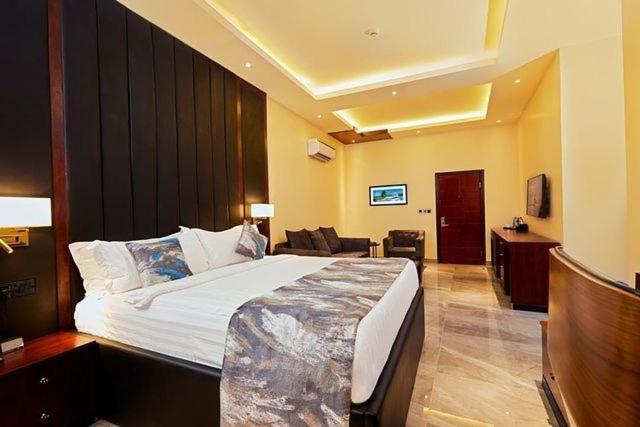 Senators Suites And Towers Hotel Omole エクステリア 写真