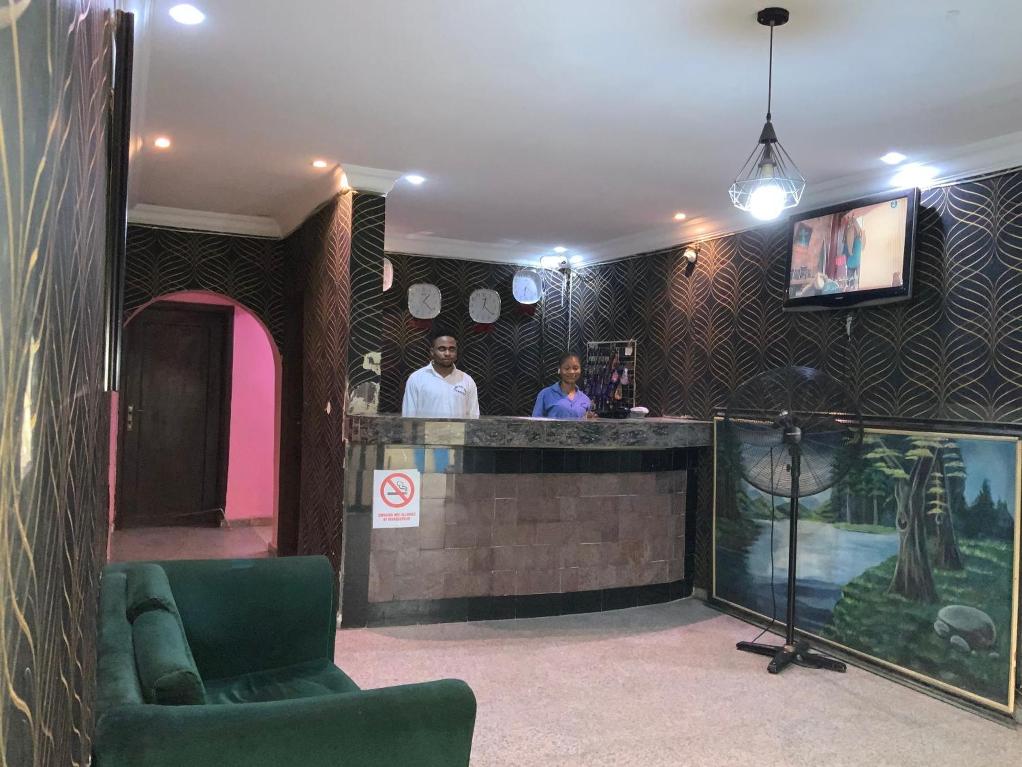 Senators Suites And Towers Hotel Omole エクステリア 写真