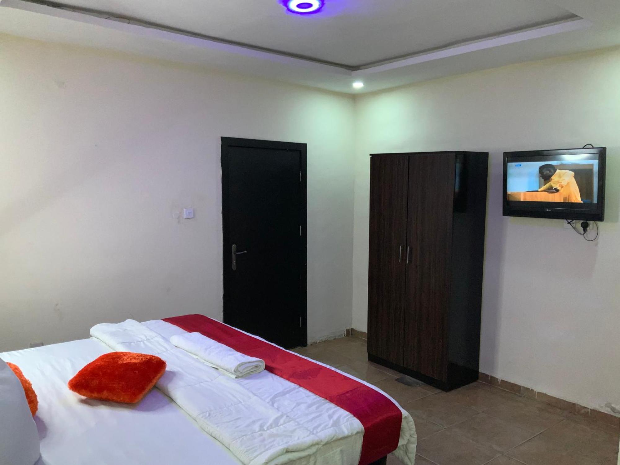 Senators Suites And Towers Hotel Omole エクステリア 写真