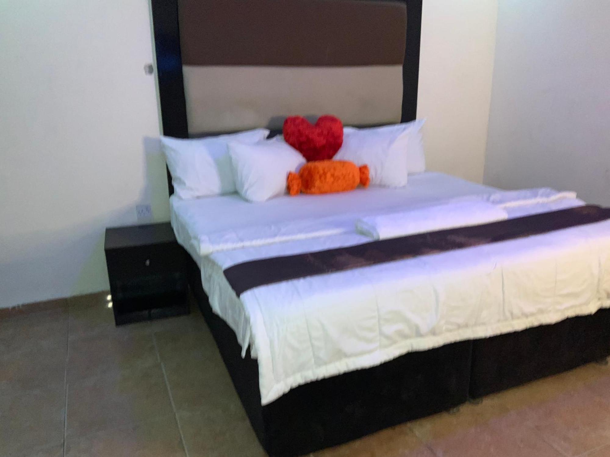 Senators Suites And Towers Hotel Omole エクステリア 写真