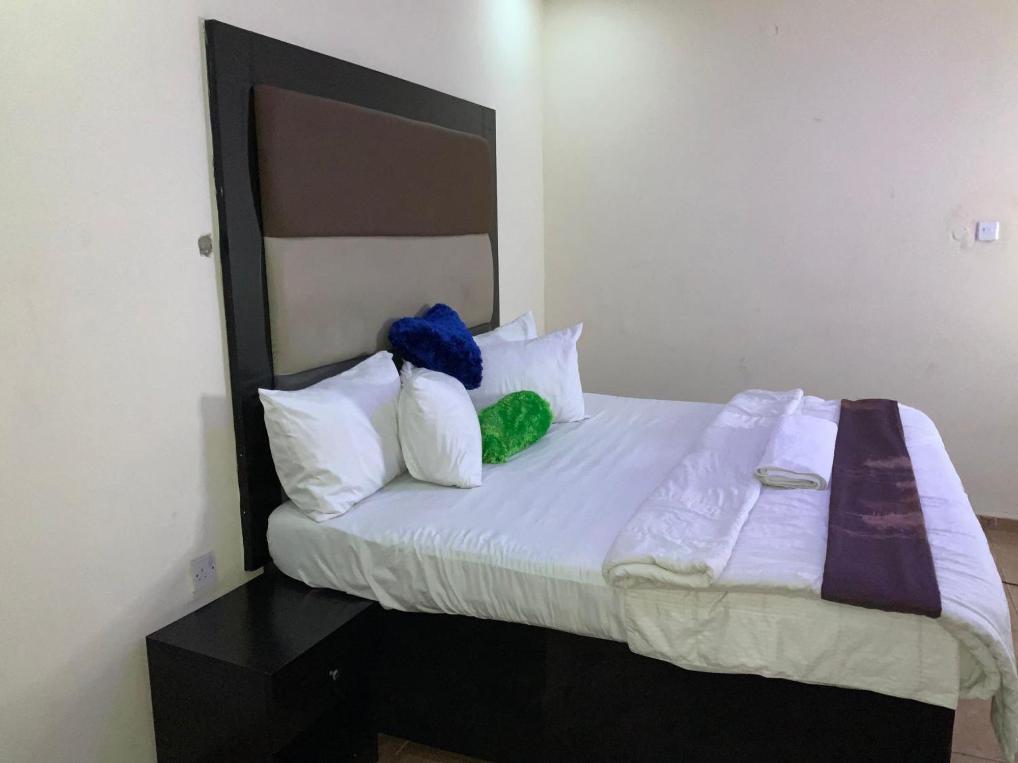 Senators Suites And Towers Hotel Omole エクステリア 写真