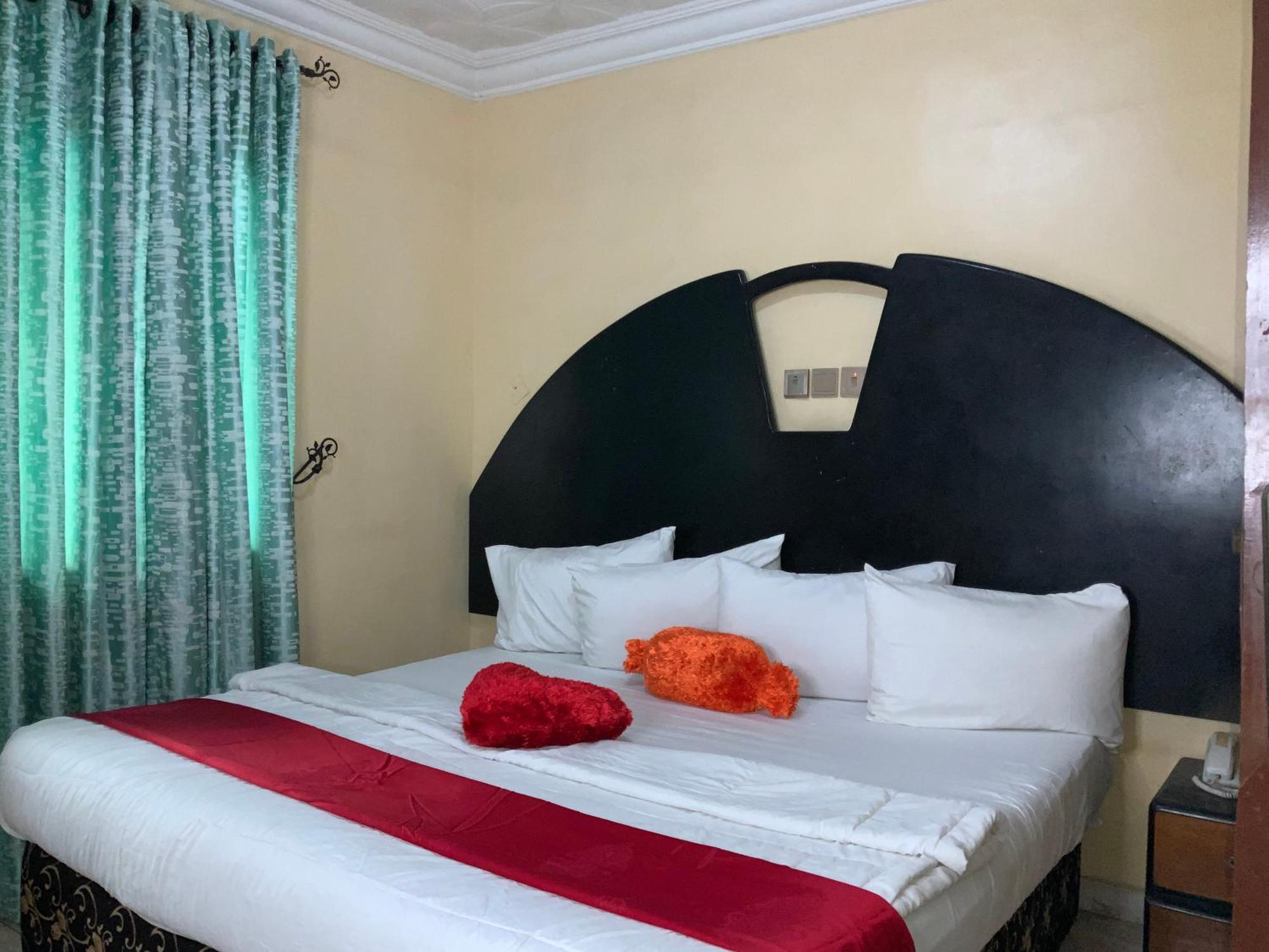 Senators Suites And Towers Hotel Omole エクステリア 写真
