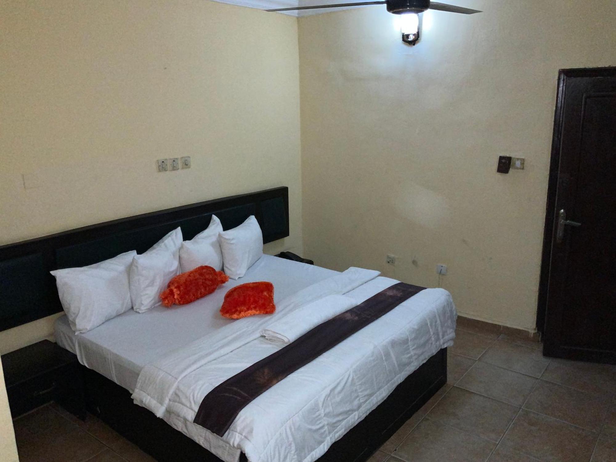 Senators Suites And Towers Hotel Omole エクステリア 写真