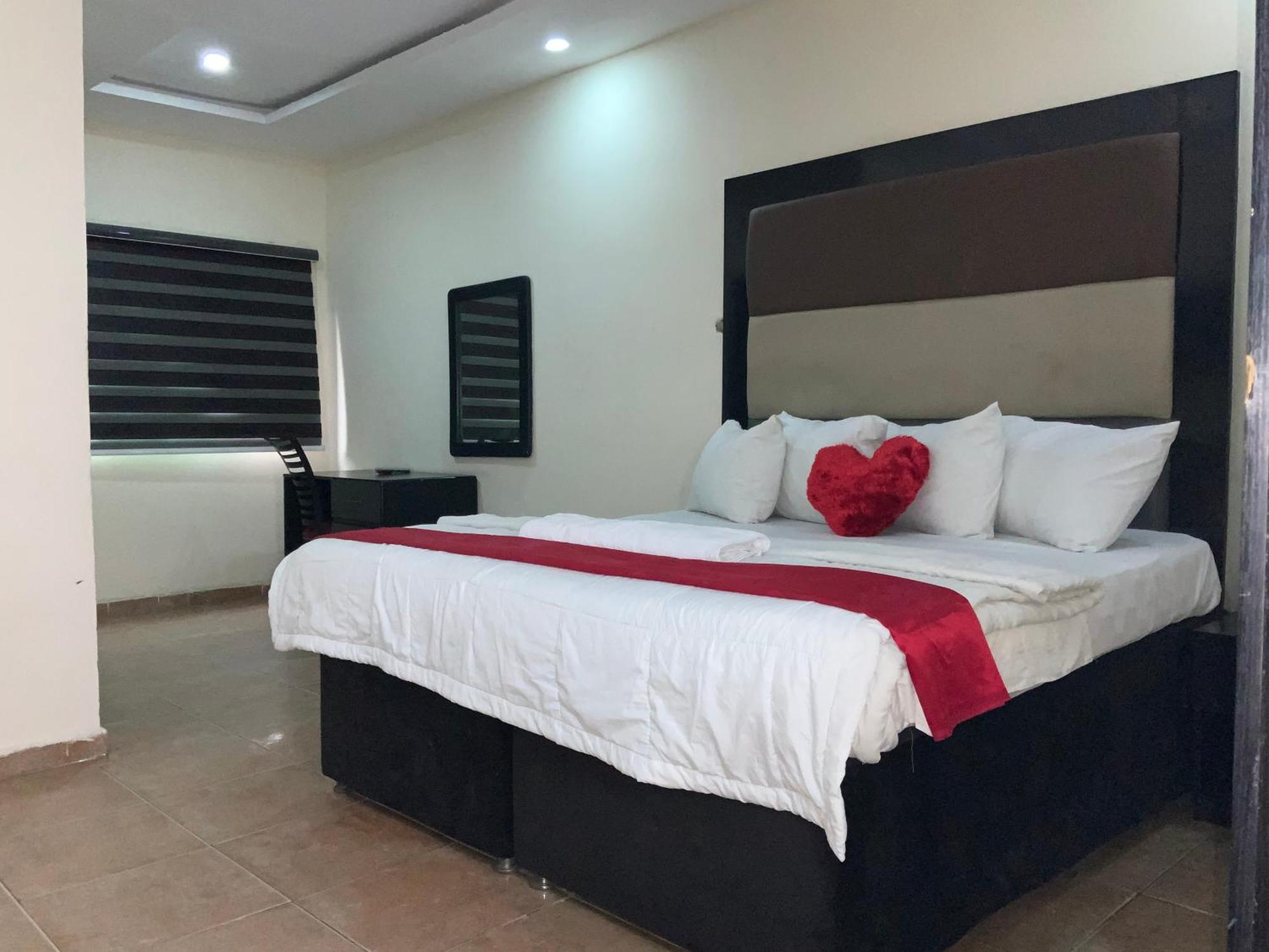 Senators Suites And Towers Hotel Omole エクステリア 写真
