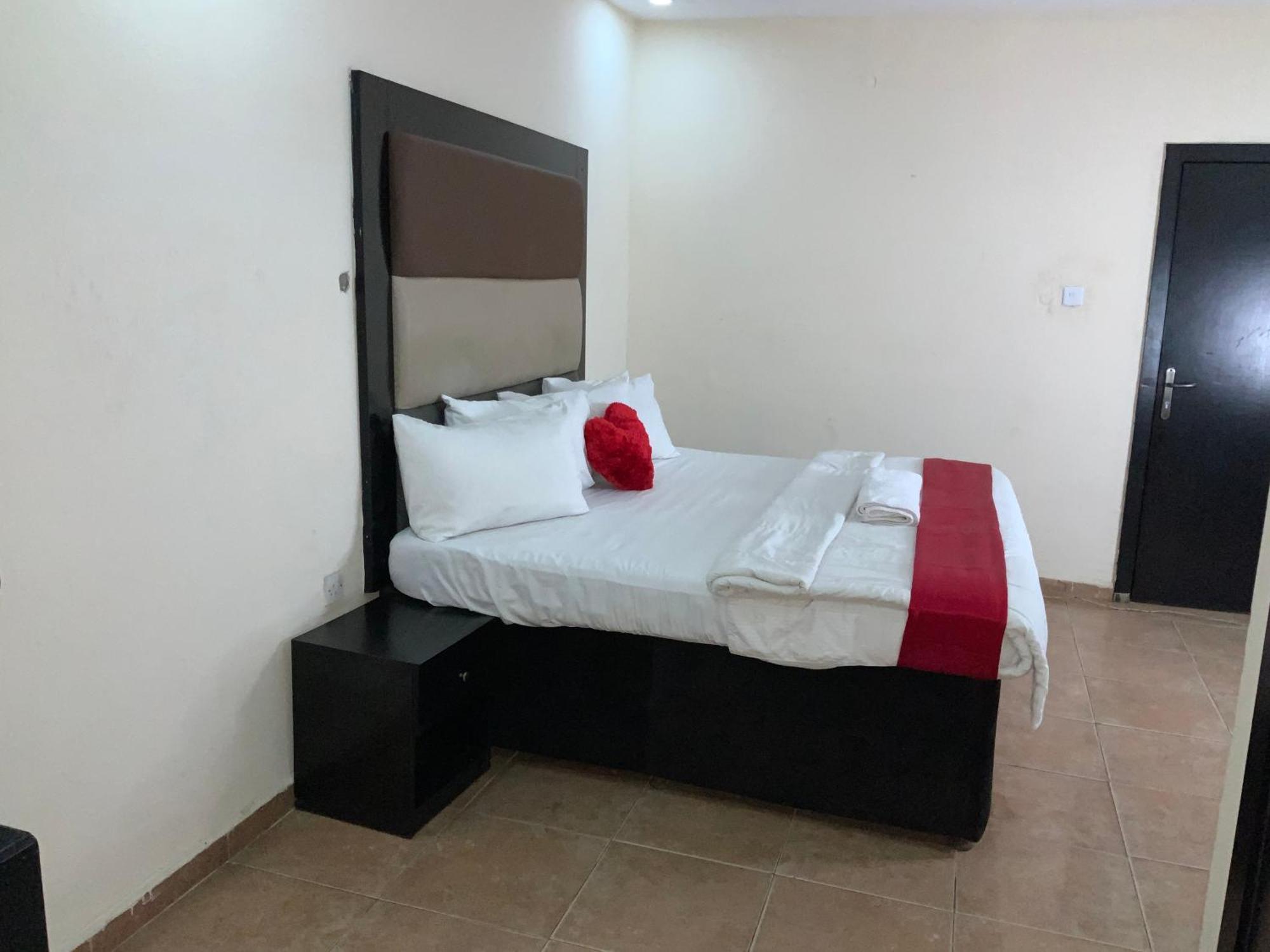 Senators Suites And Towers Hotel Omole エクステリア 写真