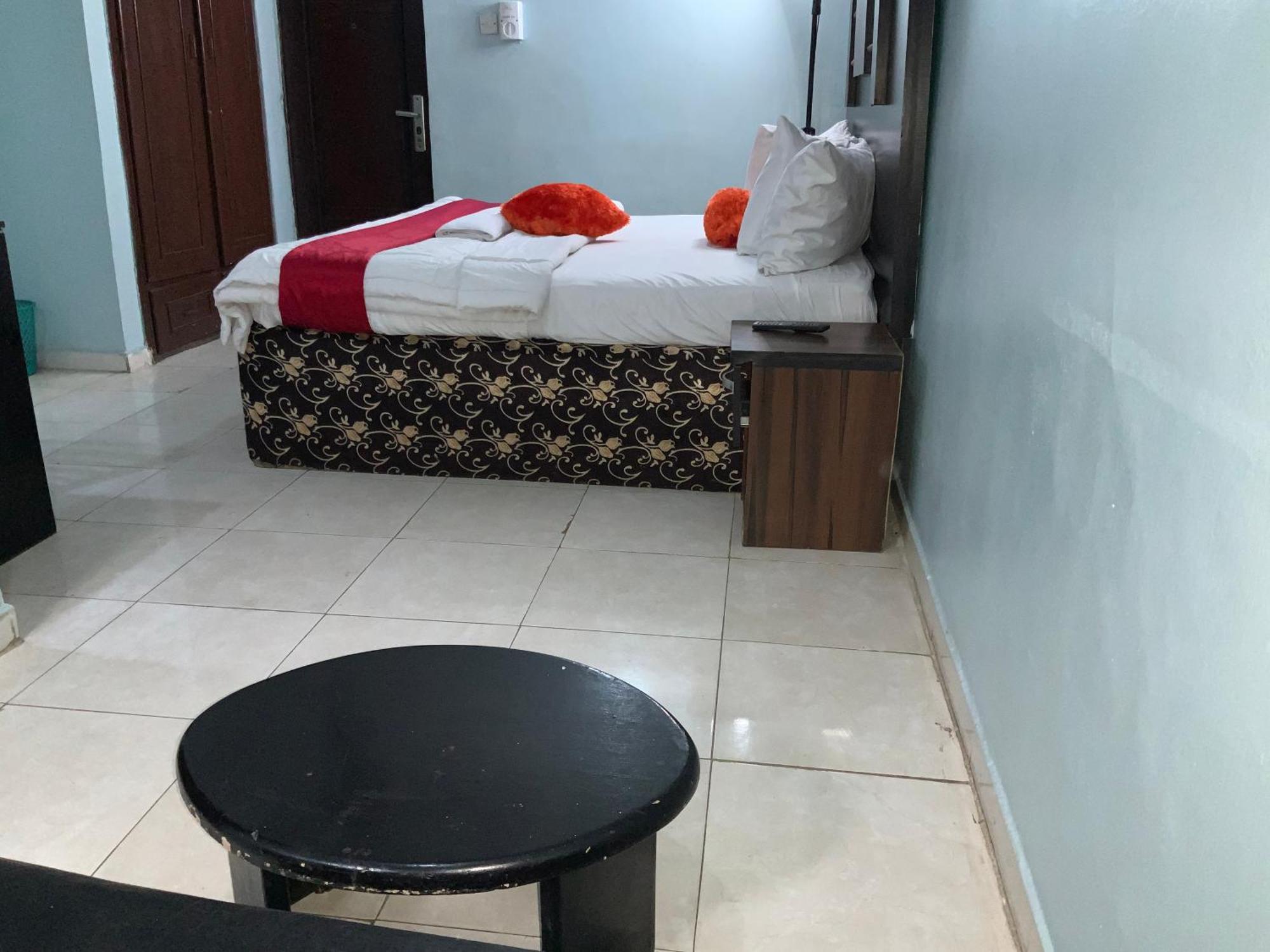 Senators Suites And Towers Hotel Omole エクステリア 写真