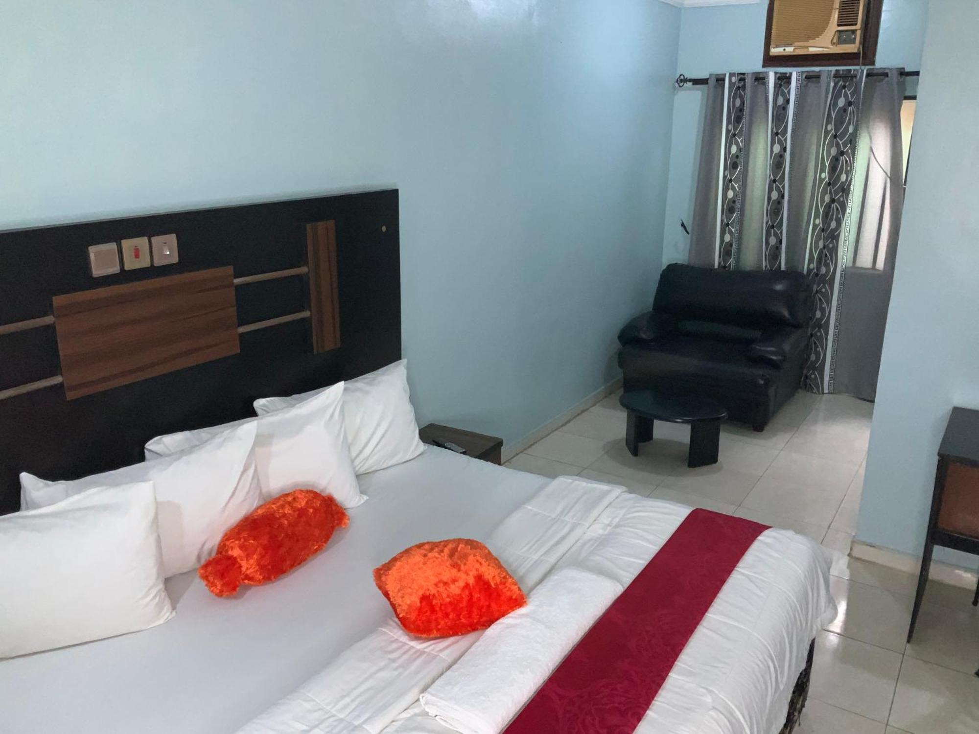 Senators Suites And Towers Hotel Omole エクステリア 写真